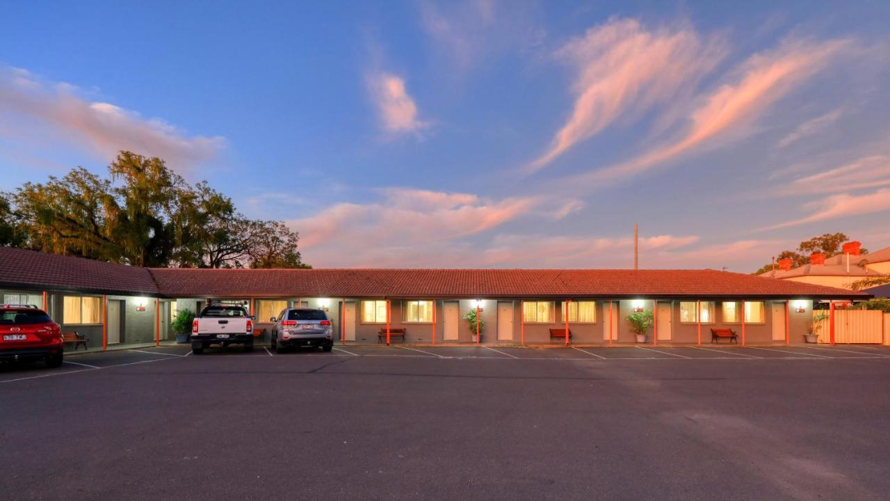 Country Leisure Motor Inn ดับโบ ภายนอก รูปภาพ