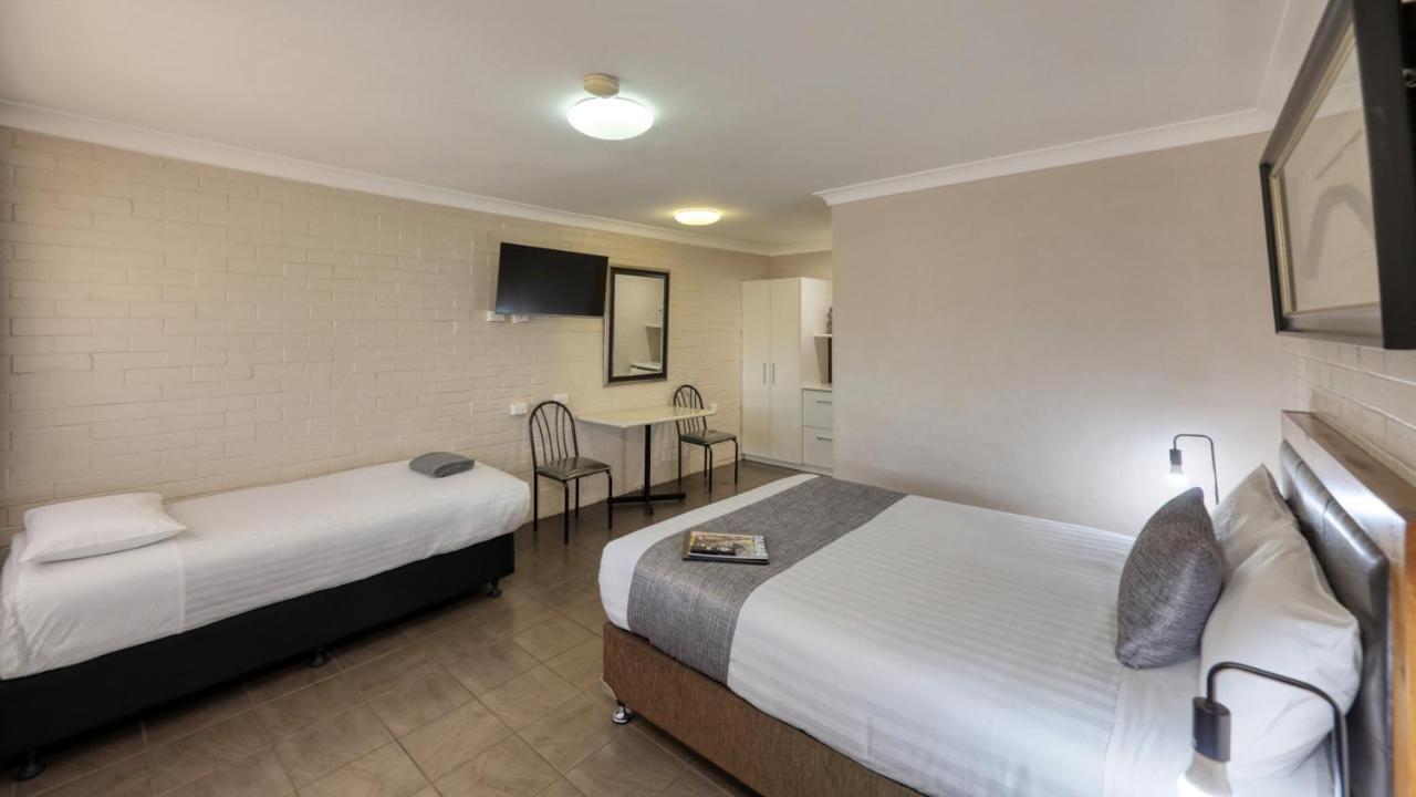 Country Leisure Motor Inn ดับโบ ภายนอก รูปภาพ