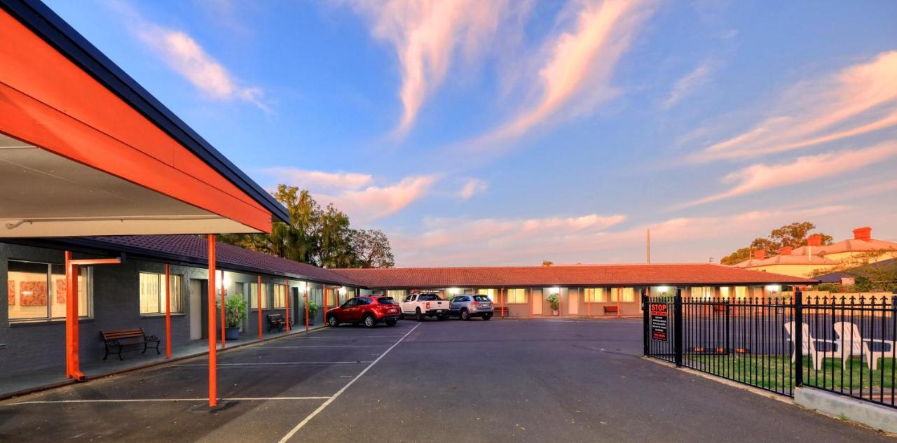 Country Leisure Motor Inn ดับโบ ภายนอก รูปภาพ