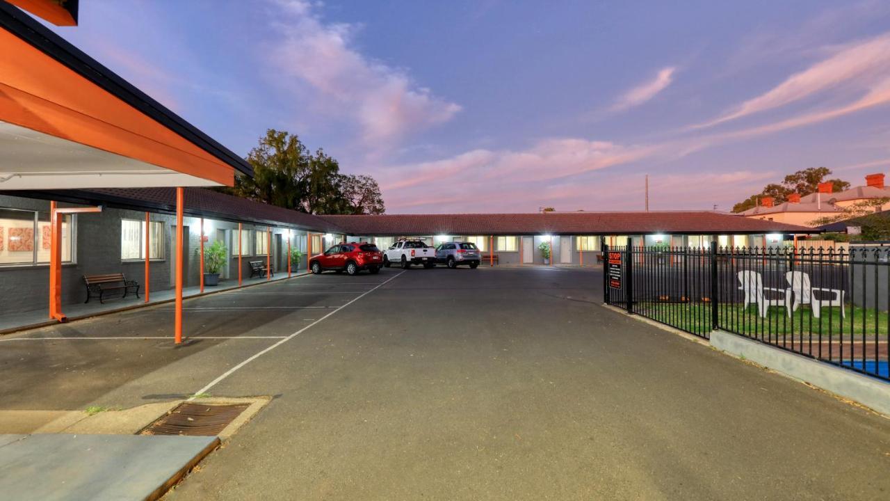 Country Leisure Motor Inn ดับโบ ภายนอก รูปภาพ