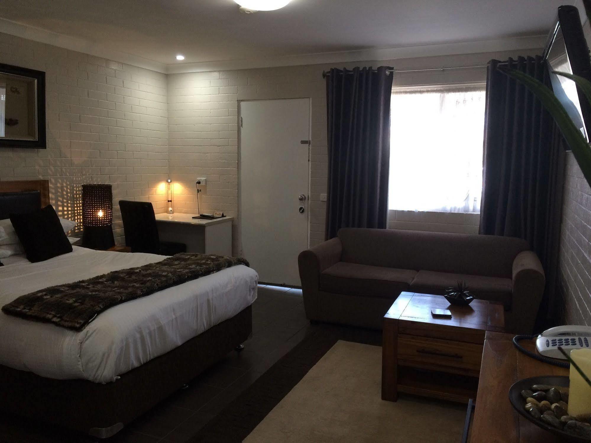 Country Leisure Motor Inn ดับโบ ภายนอก รูปภาพ